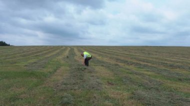 Saman alan ve telefonda konuşurken çiftçi denetler