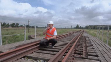 Demiryolu işçisi volki tolki demiryolu köprüsü üzerinde