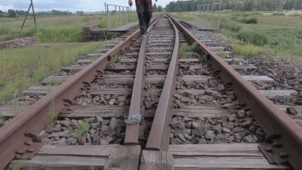 Spoorweg werknemer verricht van een rijpad dat is — Stockvideo