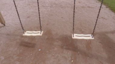 İki boş zincir sallanır