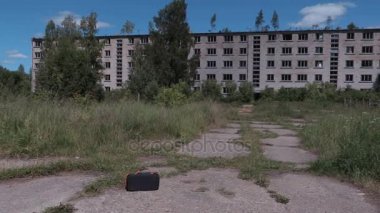 Oluşturucu araç kutusu yakın terk edilmiş eski daire ev almak