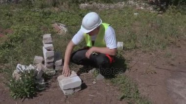 Oluşturucu tuğla yakın çevresinde kamera gider