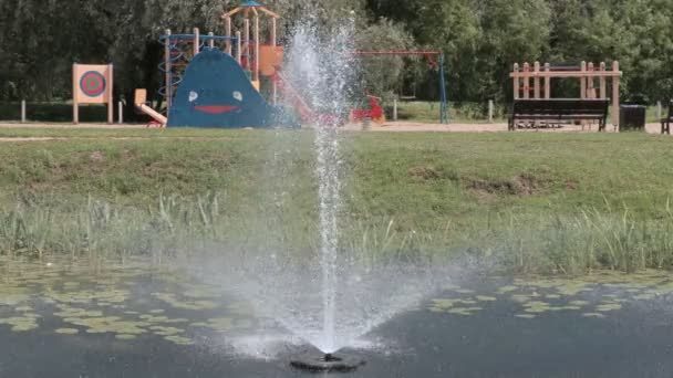Water fountain at the children's playground — Stock Video