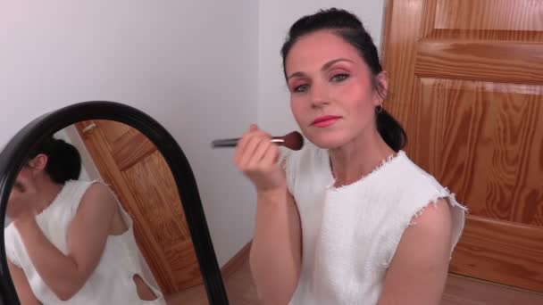 Mujer aplicando maquillaje — Vídeos de Stock