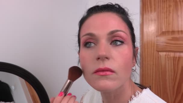 Mujer usando cepillo de maquillaje para rubor — Vídeos de Stock