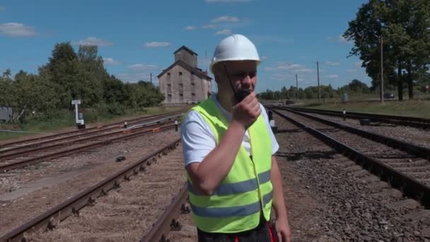 Camera follows railway employee — Stock Video