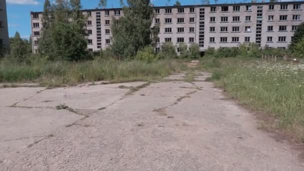 Abandonado casas de apartamentos antigos — Vídeo de Stock