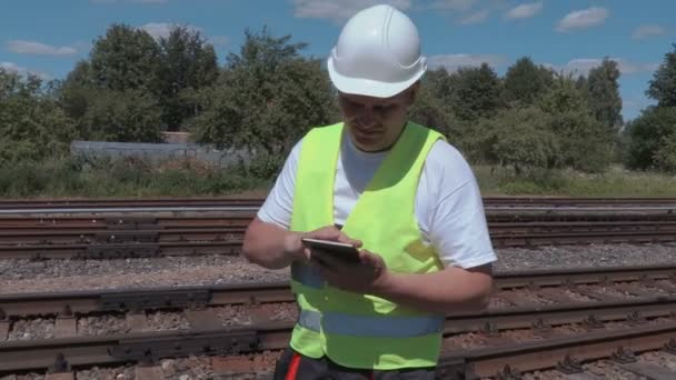 Railway employee using tablet — Stock Video