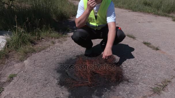 Inspektur dengan walkie talkie periksa area yang terbakar — Stok Video