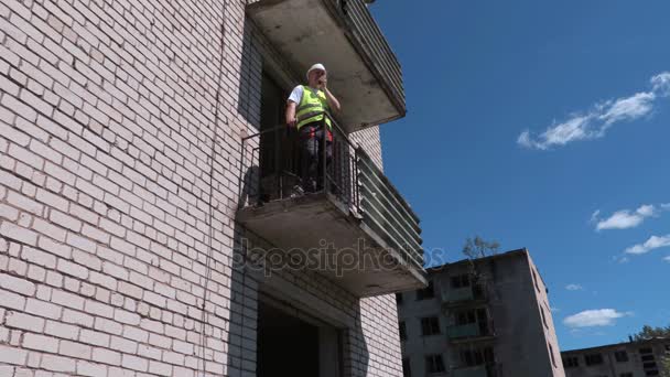 Construtor em walkie talkie mostra polegar para baixo — Vídeo de Stock