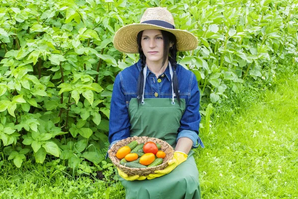 Jardineiro feminino com legumes — Fotografia de Stock