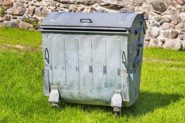 Hliníkový odpadkový koš v letním dni — Stock fotografie