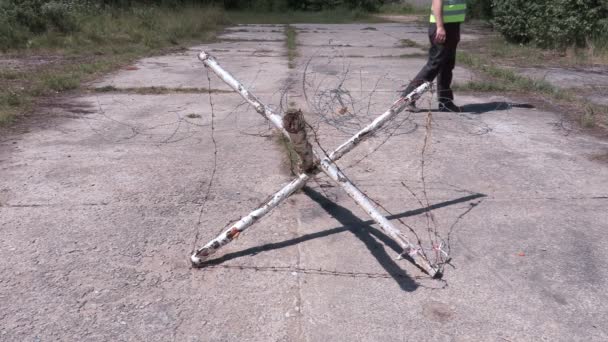 走附近有带刺的铁丝网保护施工的工人 — 图库视频影像