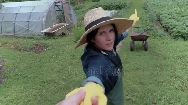 Female gardener showing the garden — Stock Video