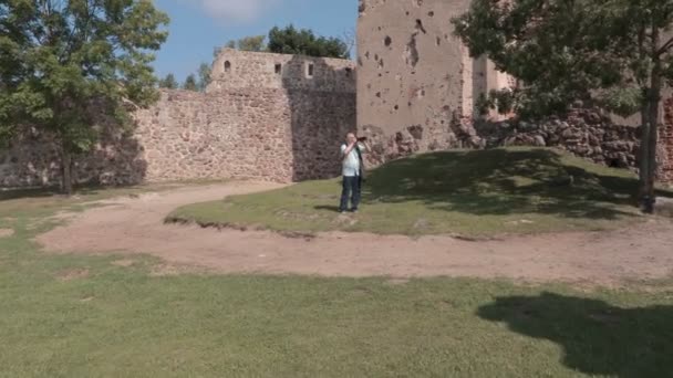 Tourist mit Fotokamera im Burghof — Stockvideo