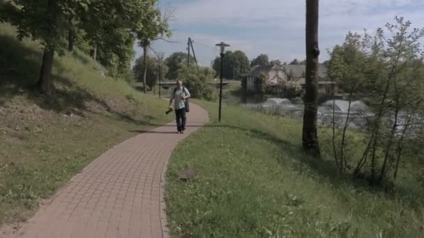 Homem com câmera fotográfica no parque — Vídeo de Stock