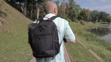 Adam Park'ta yürüyordunuz fotoğraf makinesi ile