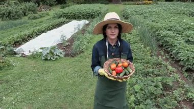 Kadın bahçıvan sepet domates ve salatalık ile