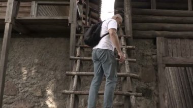 Turist tablete fotoğraf çekmek