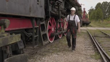 Demiryolu çalışan lokomotif git