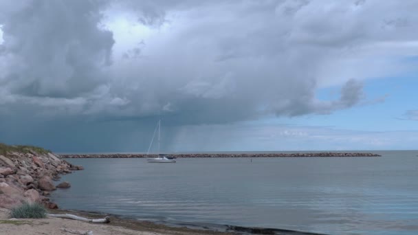 Yacht in der Ferne, die in die Bucht fährt — Stockvideo