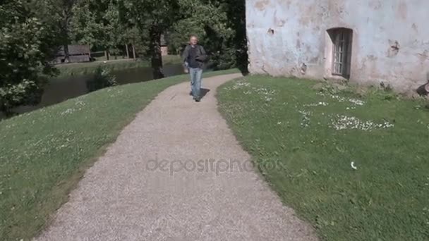 相机上行走在城堡附近的旅游 — 图库视频影像
