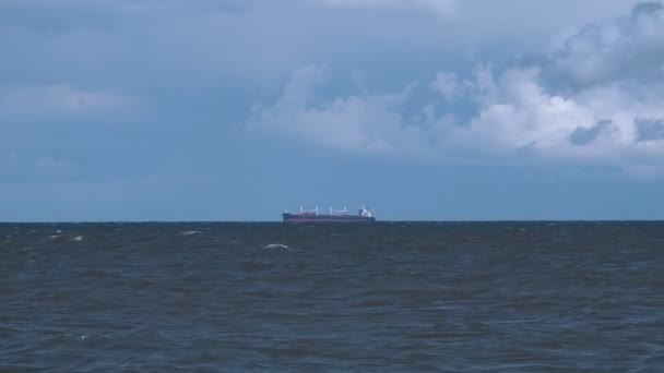 Hengelsport schip op zee in de verte — Stockvideo