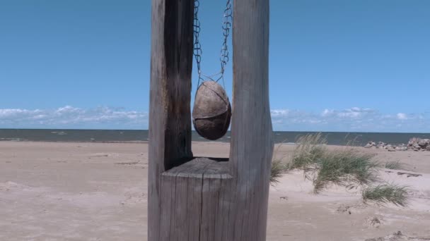 La piedra se mueve en el viento junto al mar — Vídeo de stock