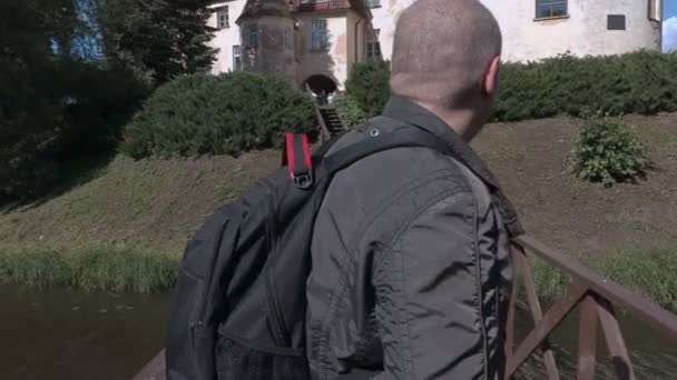 Guia de turismo conta e mostra o castelo — Vídeo de Stock