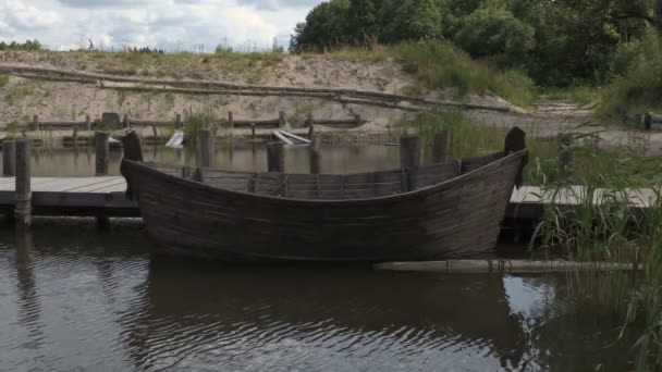 Антикварная лодка в порту — стоковое видео