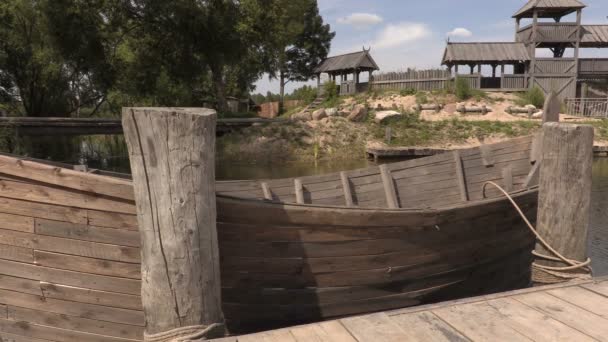Антикварний човен біля поселення — стокове відео