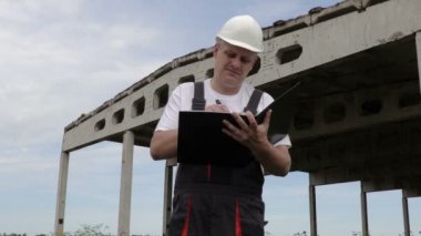 Tamamlanmamış Binası yakınındaki mühendis yazıyor