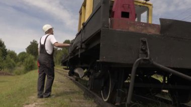 Demiryolu konuşuyor ve gösteri demiryolu makinaları yukarı başparmak