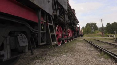 Lokomotif dışına demiryolu çalışanı adım