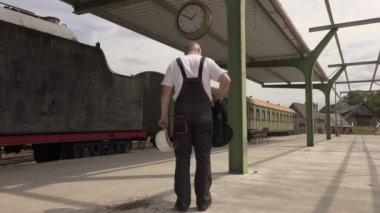 Alt istasyonu saate benziyor