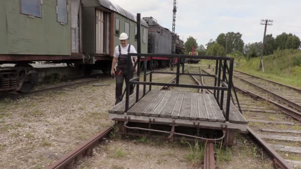 Spoorweg werknemer controleren het depot grondgebied — Stockvideo