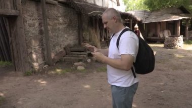 Turist eski yerleşim fotoğraf çekmek