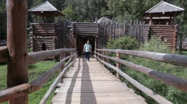 Turist ahşap castle yakınındaki fotoğraf makinesinde fotoğraf çekmek