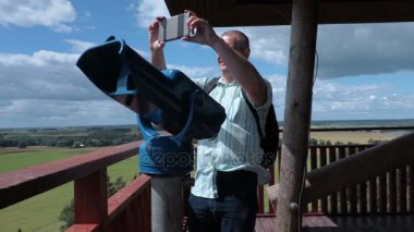 Turist görünümü tower yakınındaki dürbün ile ilgili fotoğraf çekmek