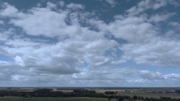 Ovanifrån på moln och landsbygdens landskap — Stockvideo