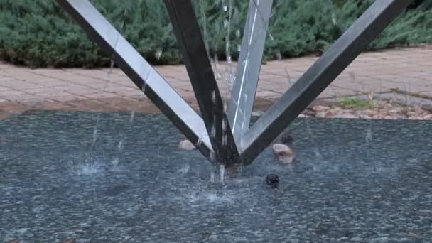 いくつかの菅の噴水をクローズ アップ — ストック動画