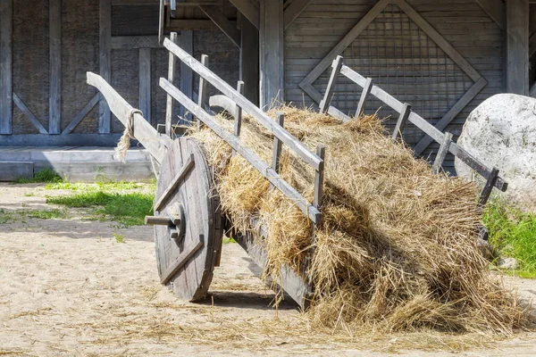 Old wooden wagon with straw — Stock Photo, Image