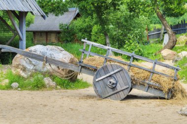 Bahçedeki saman ile ahşap vagon