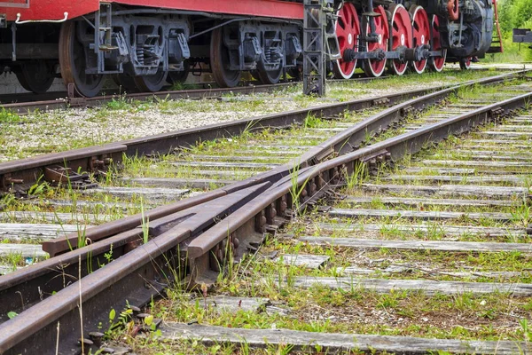 Régi vasúti mozdony kerekekkel — Stock Fotó