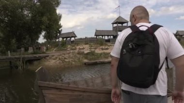 Sırt çantası yakınındaki eski bir tekne ile turizm