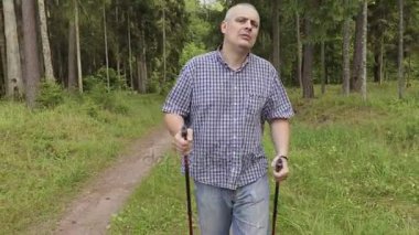 Fiyatı hiking ile orman yolu üzerinde sopa