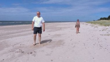 Adam plajda frizbi disk ile