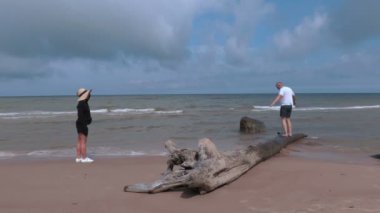 Deniz kenarındaki rahatlatıcı adam