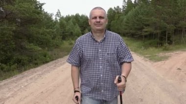 Fiyatı hiking ile kırsal yolda sopa