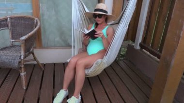 Kadın defter hamakta rahatlatıcı ile